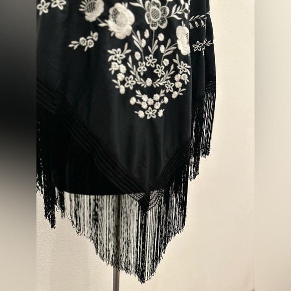 Vintage Triangle Shaped Scarf with Fringes - Picture 5 of 7